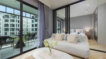 Exclusive Suite, Balcony, Pool View | Living area