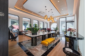 Deluxe Apartment, Balcony, Pool View | Interior