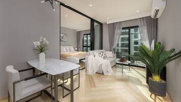 Exclusive Suite, Balcony, Pool View | Laptop workspace, soundproofing, free WiFi, bed sheets