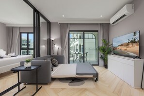 Premium Suite, Balcony, Pool View | Living area