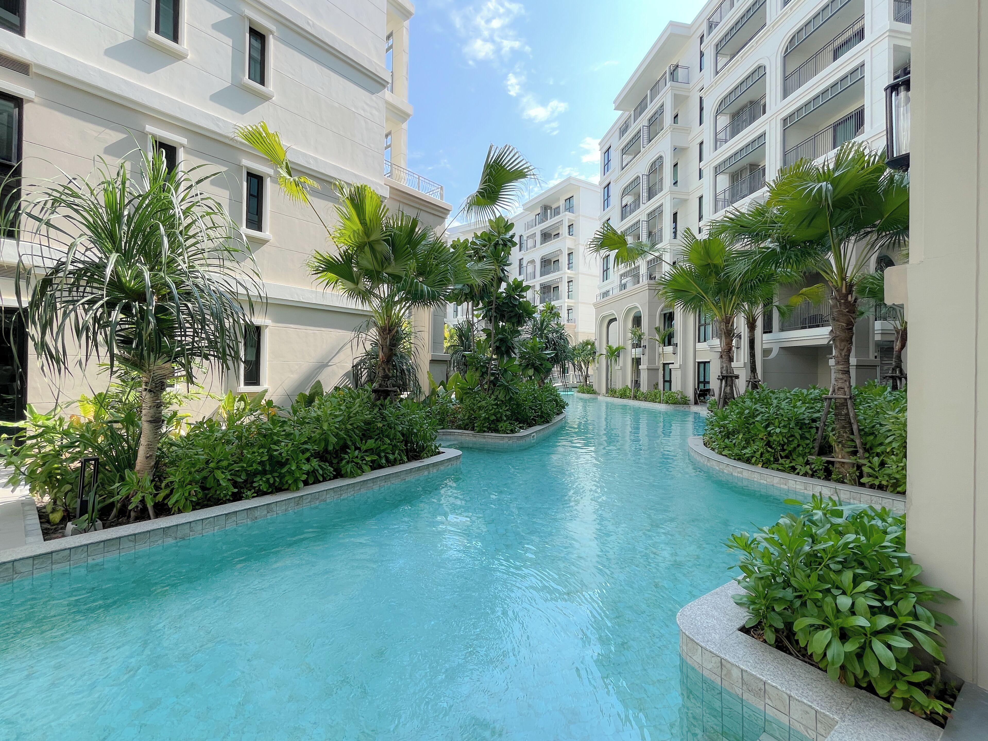Superior-Apartment, Veranda, Poolblick | Allergikerbettwaren, laptopgeeigneter Arbeitsplatz