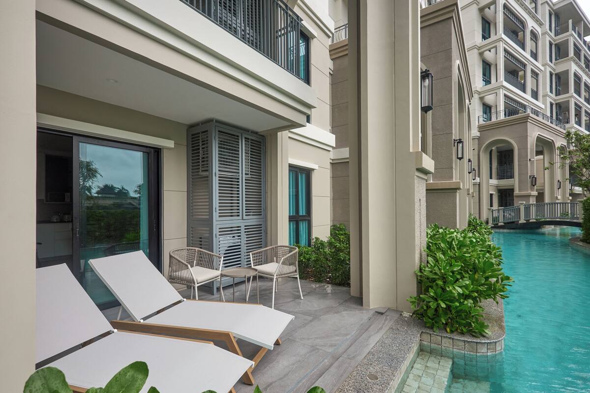 Superior Apartment, Lanai, Pool View | Hypo-allergenic bedding available, desk, laptop workspace, soundproofing
