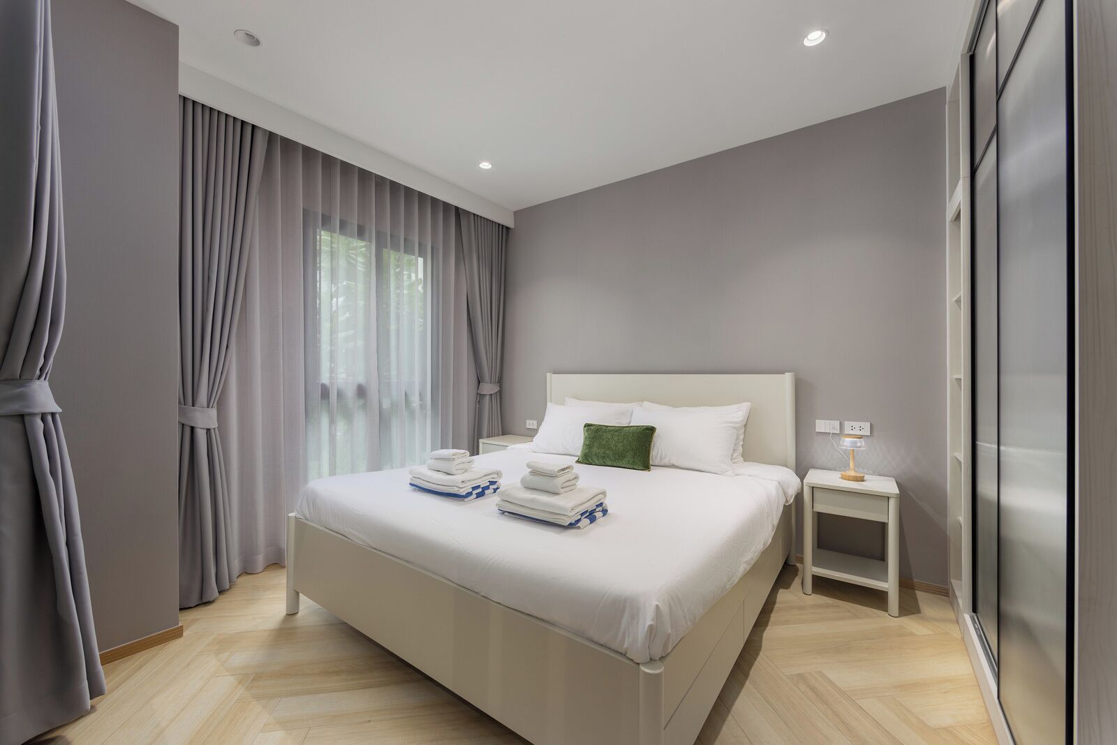 ห้องดีลักซ์สวีท, ระเบียง, วิวสระว่ายน้ำ | พื้นที่ทำงานแบบใช้แล็ปท็อป, ห้องเก็บเสียง, Wi-Fi ฟรี, ผ้าปูที่นอน