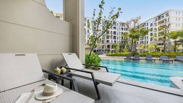 Exclusive-Apartment, 1 King-Bett und Schlafsofa, Terrasse, Poolblick | Terrasse/Patio