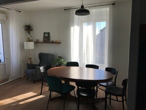 Casa de campo, vistas a la ciudad | Comedor