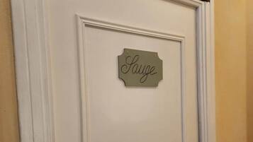 Phòng tiện nghi đơn giản, quang cảnh thành phố | Bàn ủi/dụng cụ ủi quần áo, truy cập Internet không dây miễn phí