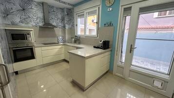 Refrigerador, microondas, horno y parrilla de estufa