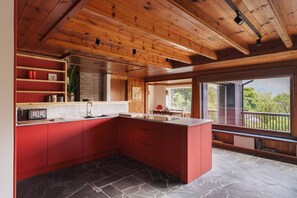 Fridge, microwave, oven, stovetop - The Hideaway at Yew Trees, Ullswater (Watermillock)