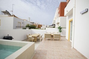 Outdoor dining - Luxury Villa with Pool, Garage and Sea Views (Tavira)