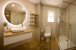 Shower, hair dryer, bidet, towels