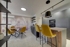 Réfrigérateur, four à micro-ondes, un four, surface de cuisson