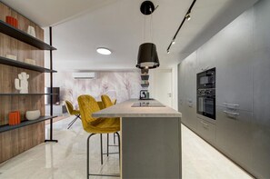 Kjøleskap, mikrobølgeovn, ovn og kokeplater