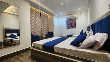 Deluxe-Dreibettzimmer | Schreibtisch, laptopgeeigneter Arbeitsplatz, kostenloses WLAN