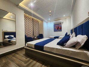 Deluxe Triple Room | Desk, laptop workspace, free WiFi