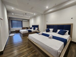 Desk, laptop workspace, free WiFi - Lakhdatar Hotel (Deoghar)