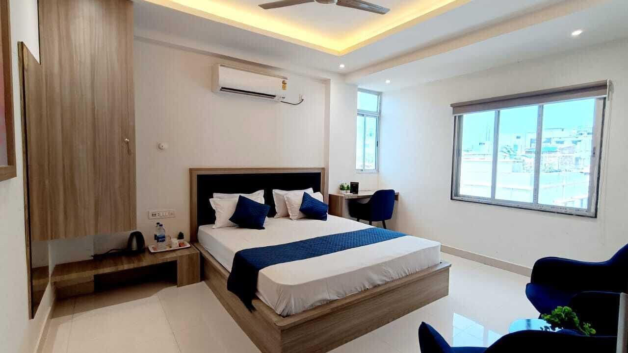 Deluxe Double or Twin Room, City View | Desk, laptop workspace, free WiFi