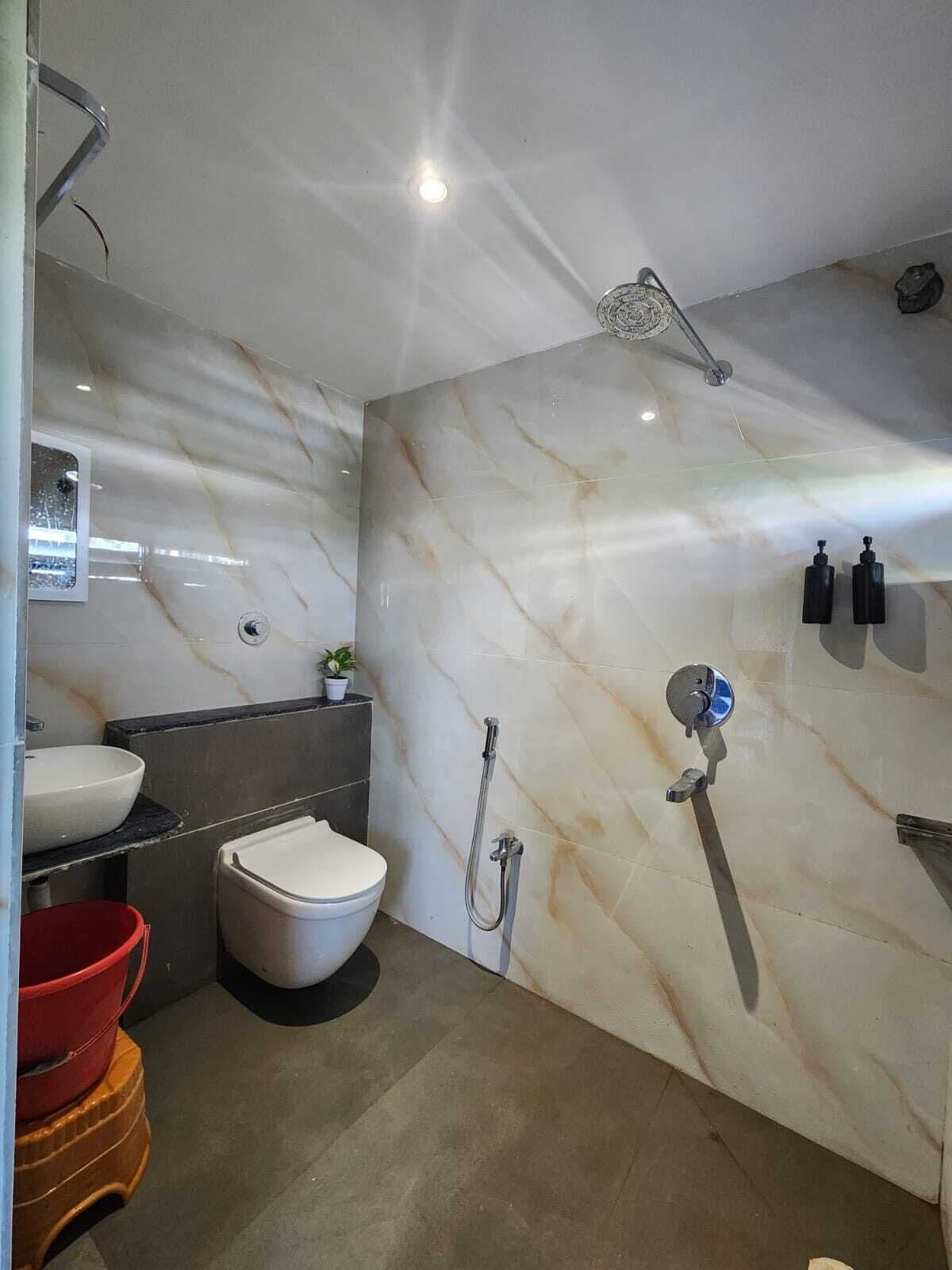 舒適雙人或雙床房 | 浴室 | 淋浴設備、毛巾、肥皂、洗髮精