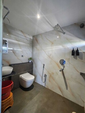 Habitació doble o amb dos llits individuals Comfort | Bany | Dutxa, tovalloles, sabó i xampú 