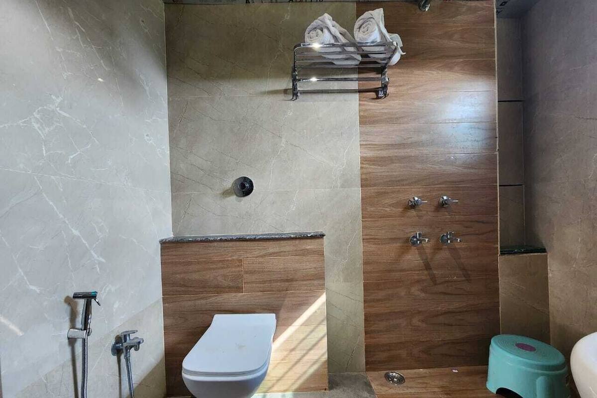 Deluxe-Doppel- oder -Zweibettzimmer, Stadtblick | Badezimmer | Dusche, Handtücher, Seife, Shampoo