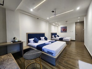 Desk, laptop workspace, free WiFi - Lakhdatar Hotel (Deoghar)