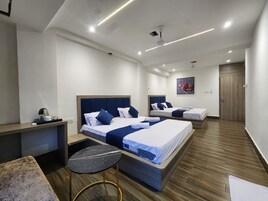 Escritorio, espacio para trabajar con laptop y wifi gratis 