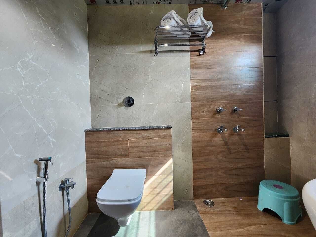 Regadera, toallas, jabón, shampoo 