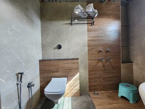 Chuveiro, toalhas de banho, sabonete, shampoo