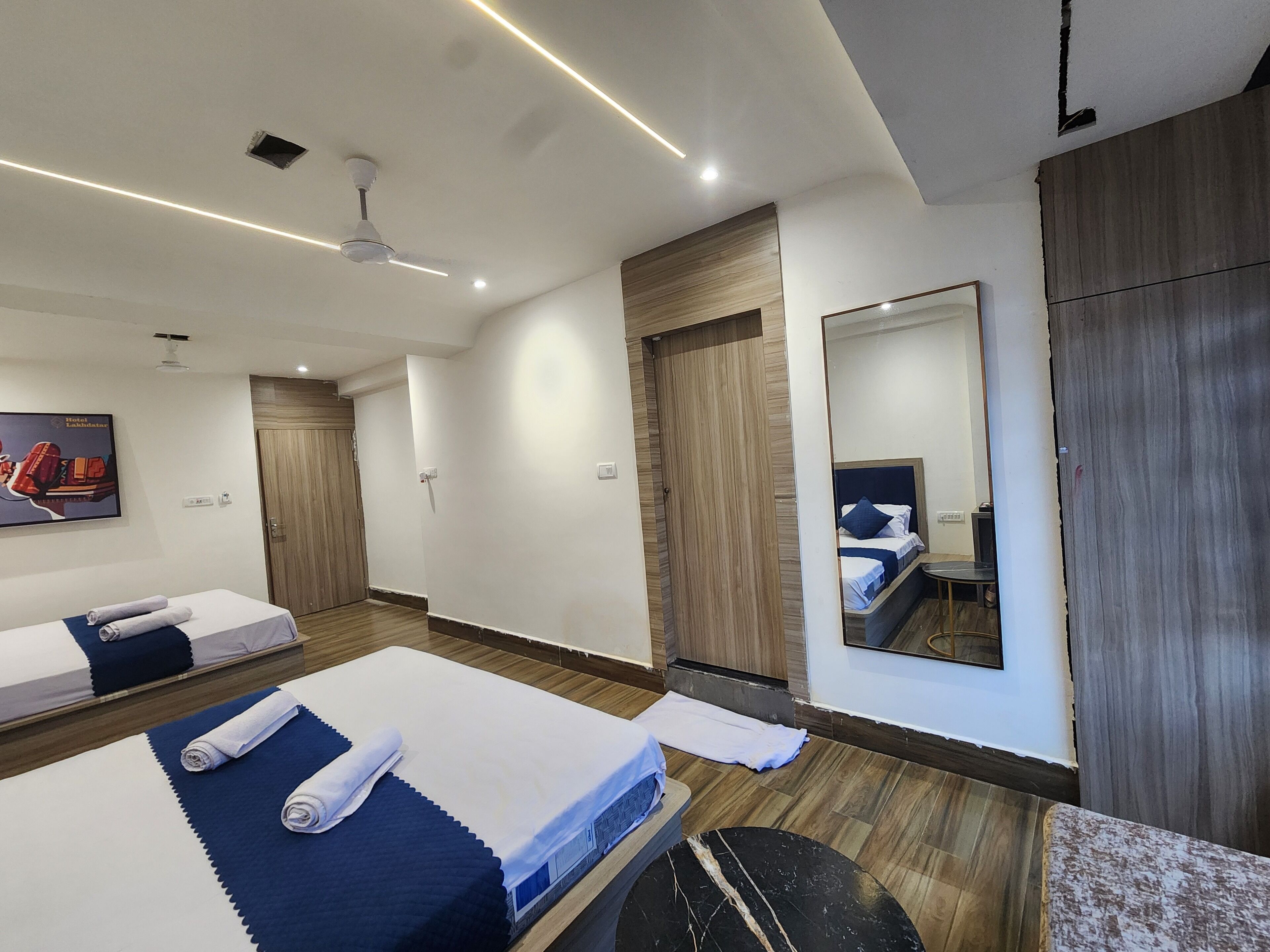 Habitación cuádruple Deluxe | Escritorio, espacio para trabajar con laptop y wifi gratis 