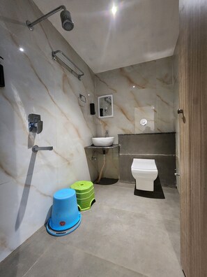 Deluxe Quadruple Room | Bathroom | Shower, towels, soap, shampoo - Lakhdatar Hotel (Deoghar)