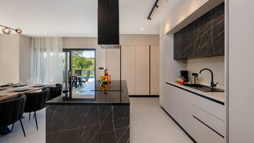 Fridge, oven, dishwasher, coffee/tea maker