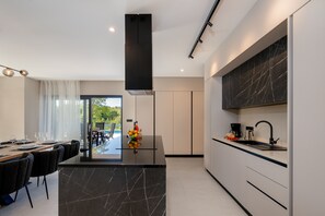 ثلاجة، فرن، غسالة أطباق، ماكينة لصنع القهوة/الشاي