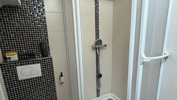 Hårføner, håndklær, såpe og sjampo