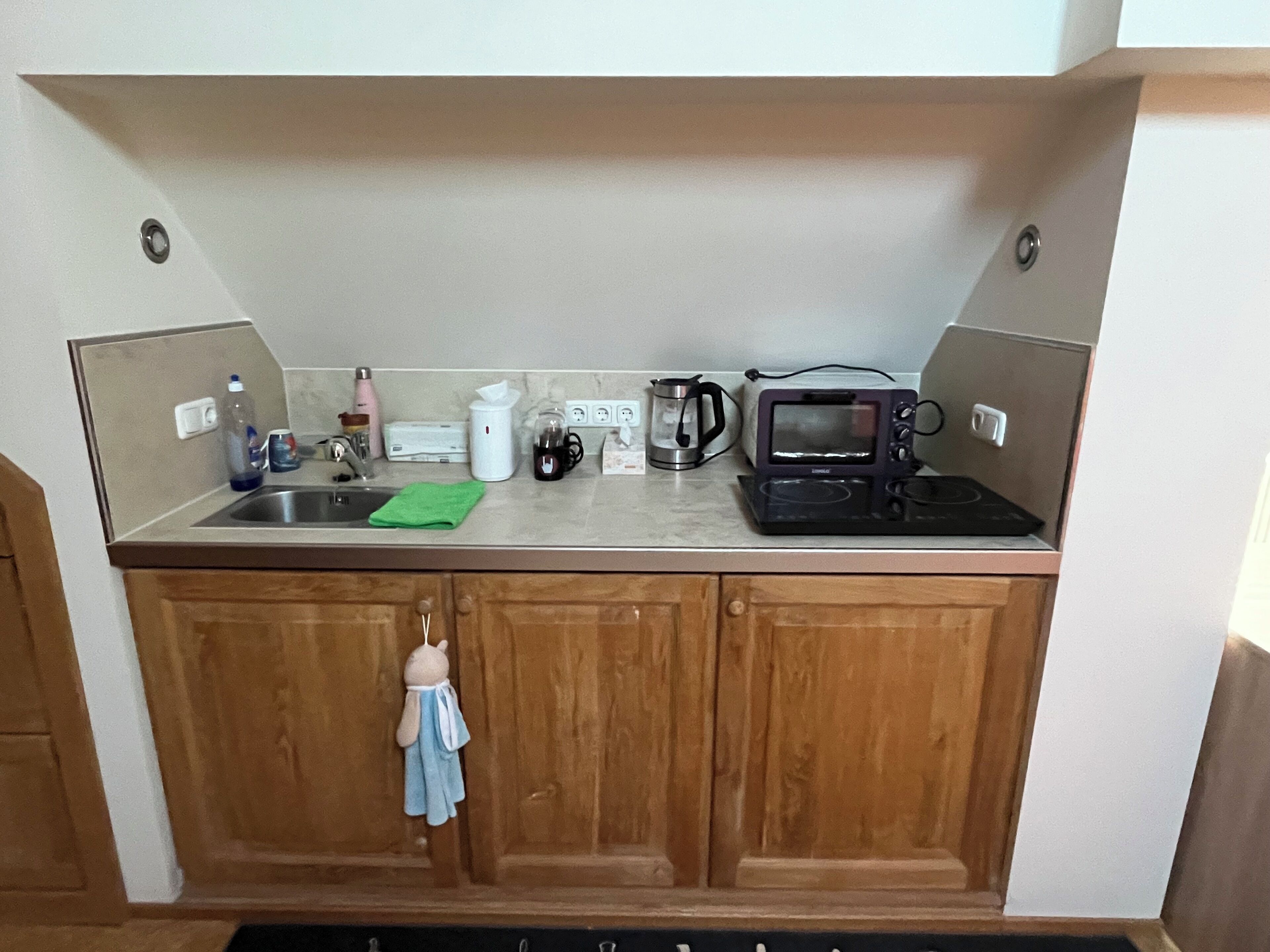 Frigorífico, microondas, placa de cocina y hervidor eléctrico