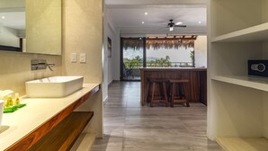 Un bagno moderno con uno specchio grande, un lavandino bianco e un mobile contenitore in legno.