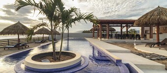 Suite in Ixtapa with ocean view and swimming pool