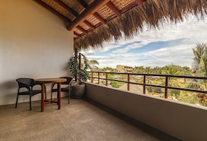 Outdoor dining - Suite in Ixtapa with ocean view and swimming pool (Ixtapa Zihuatanejo)