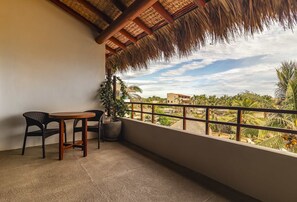 Outdoor dining - Suite in Ixtapa with ocean view and swimming pool (Ixtapa Zihuatanejo)