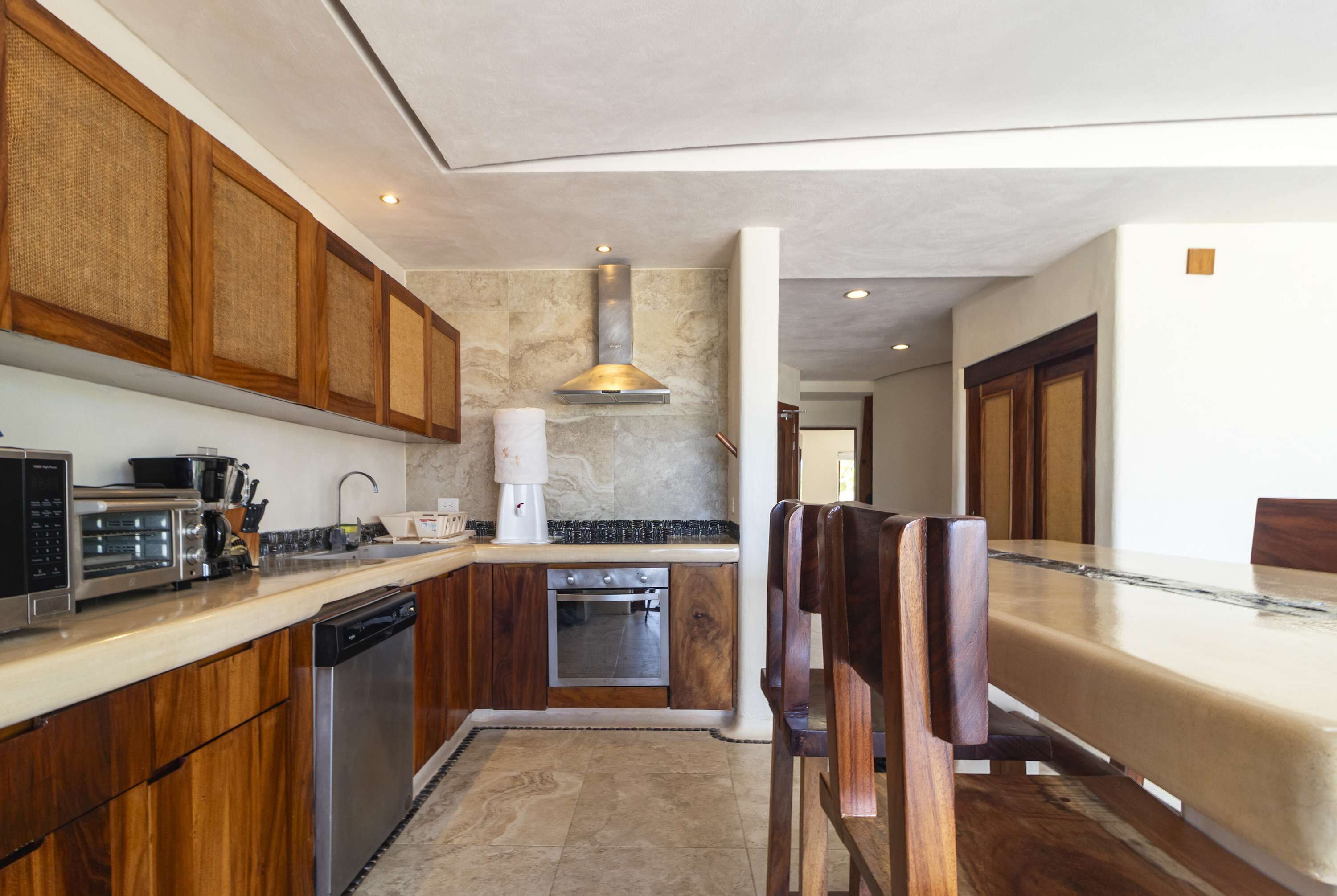 Een magnetron, een oven, een kookplaat, een vaatwasser