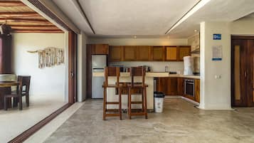 Een magnetron, een oven, een kookplaat, een vaatwasser