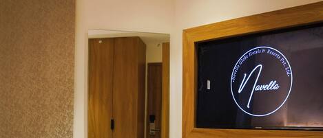 Kahden hengen deluxe-huone | Ylelliset vuodevaatteet, memory foam -patjalliset sängyt