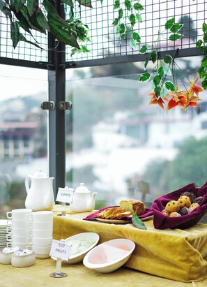 Desayuno completo diario (INR 250 por persona)