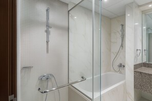 Secador de pelo, bidet, toallas, jabón