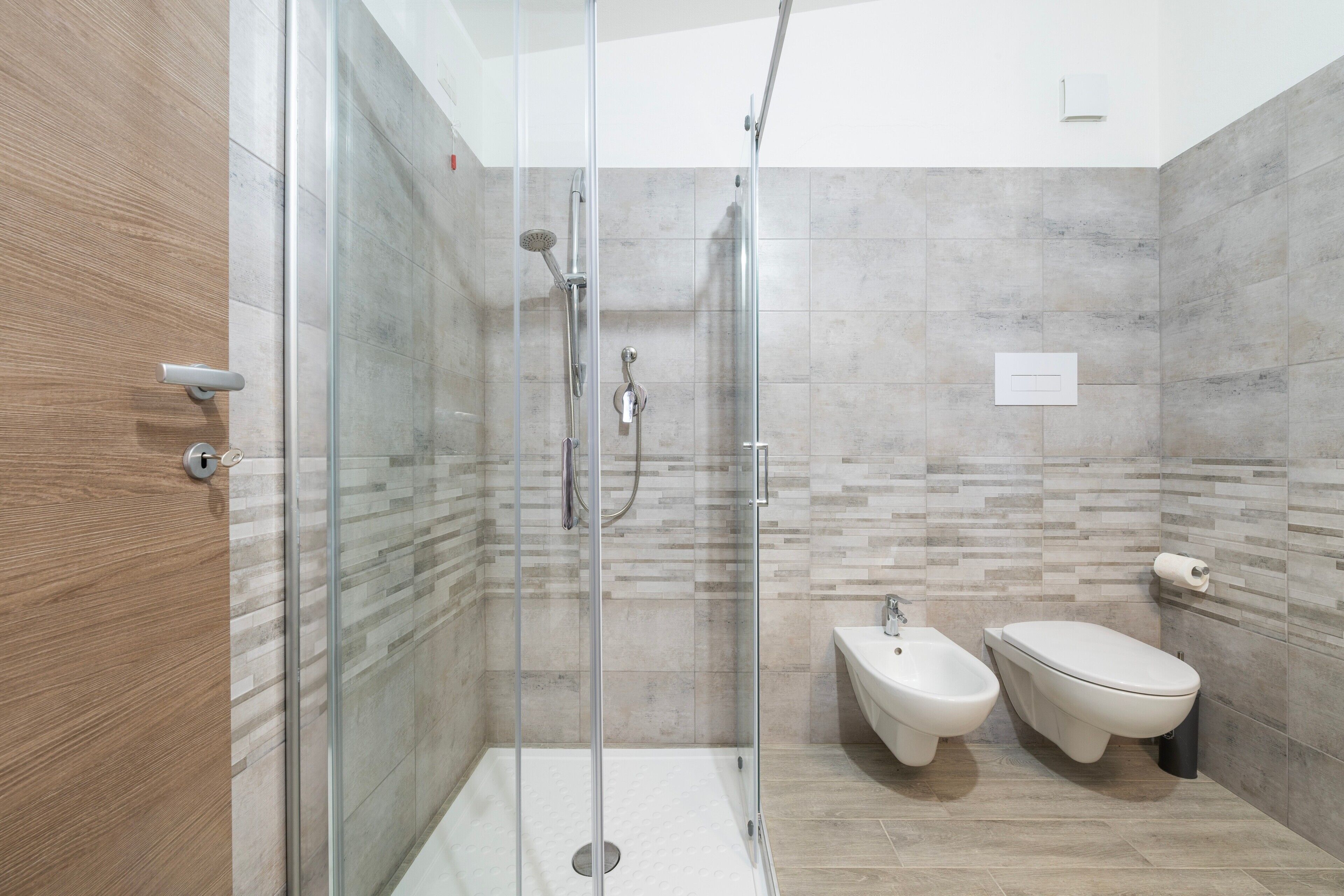 Douche, sèche-cheveux, serviettes fournies