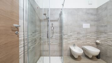 Douche, sĂšche-cheveux, serviettes fournies