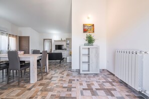 Dining - Room 'Camera - Muru Mannu' with Mountain View, Wi-Fi and Air Conditioning (Villacidro)