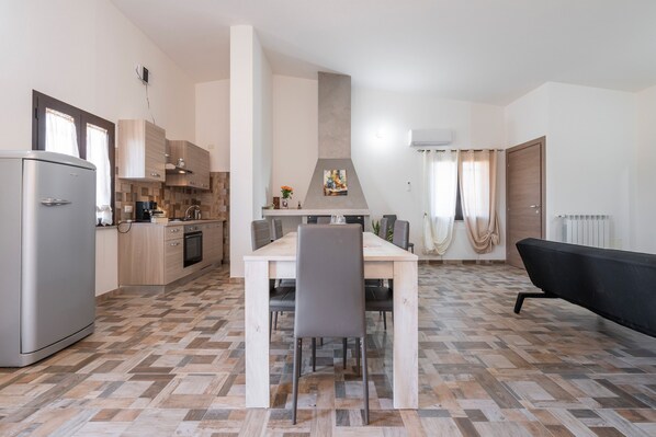 Fridge, microwave, oven, stovetop - Holiday Home 'Rifugio Gutturu E Forru' with Mountain View, Wi-Fi and Air Conditioning (Villacidro)