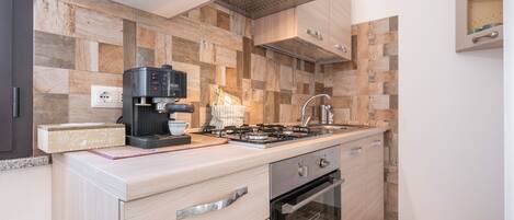 Frigorífico, microondas, horno y placa de cocina