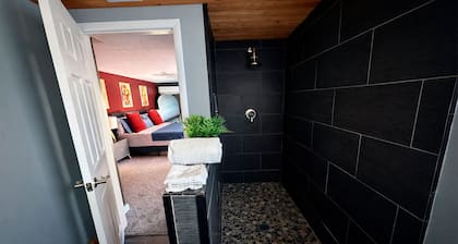 The Red Room · Garden of Manors Guesthouse · FL