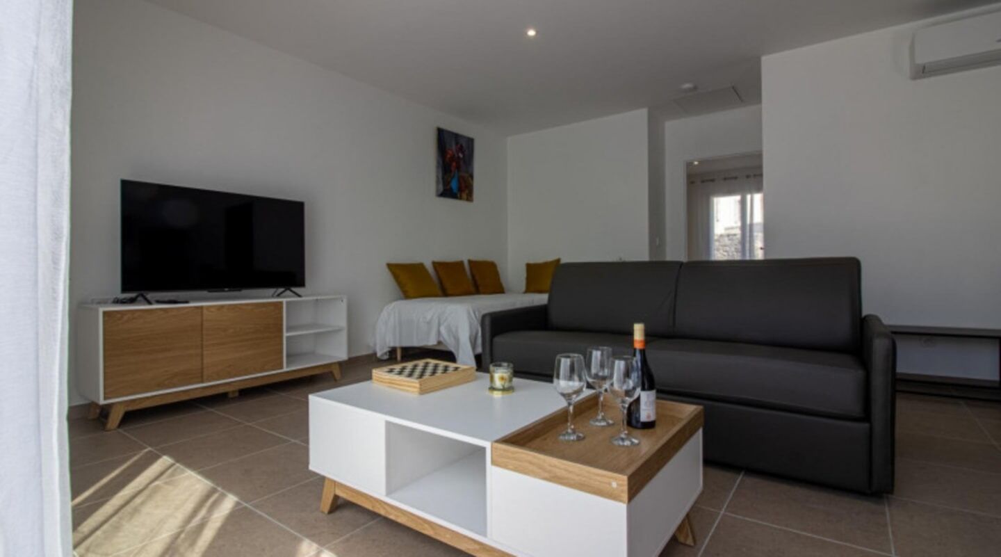 Comfort Cottage, Patio, Mountain View | Living area | TV