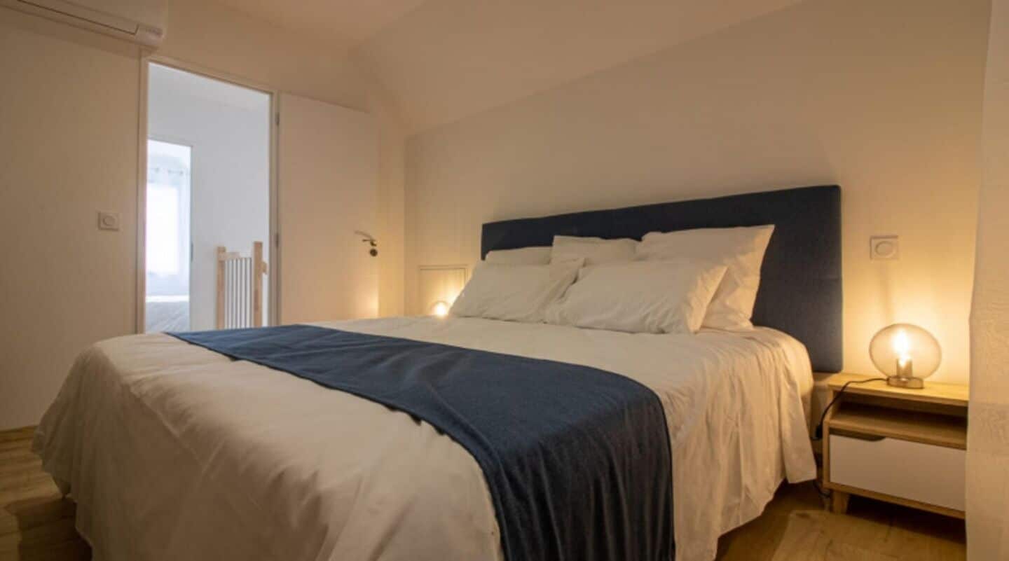 Premium bedding, iron/ironing board, free WiFi, bed sheets